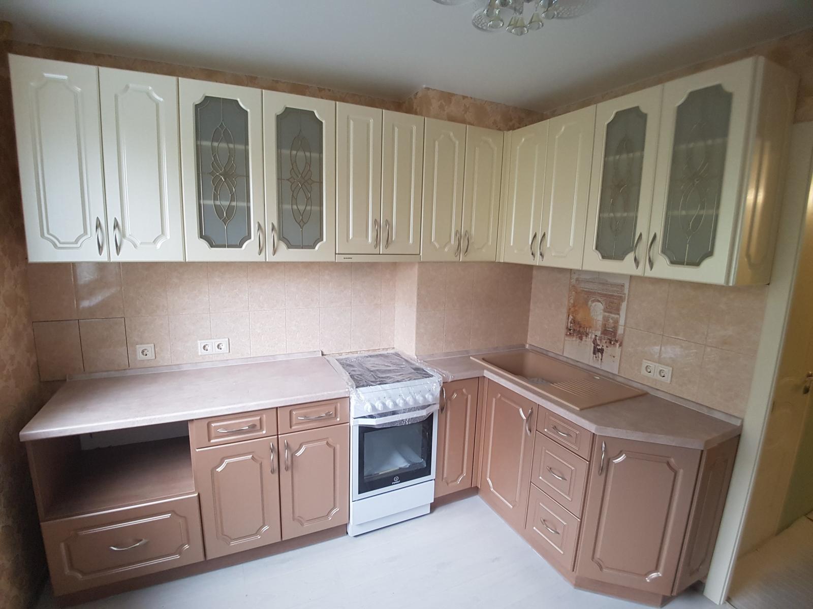 Кухня с фасадами Сорренто (массив ясеня), фартук - высокоглянцевая панель Альбик